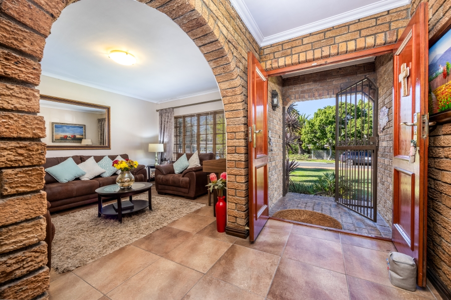 5 Bedroom Property for Sale in Sonstraal Western Cape